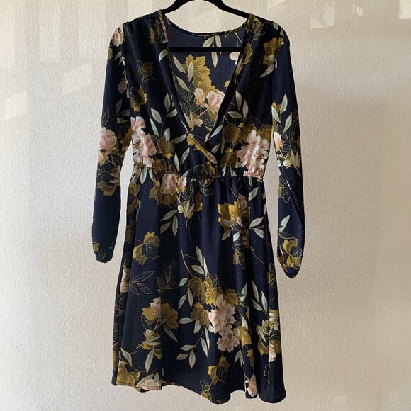 ๐ฟ Floral Navy Faux Wrap Midi Dress โ Vibrant & Romantic! ๐ฟ - Picture 2 of 3
